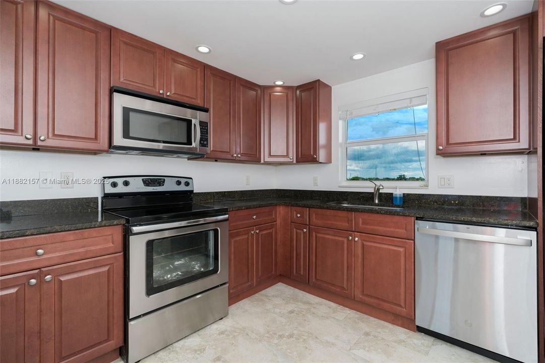 На продажу: $399,900 (2 спален, 2 ванн, 1440 Квадратных фут)