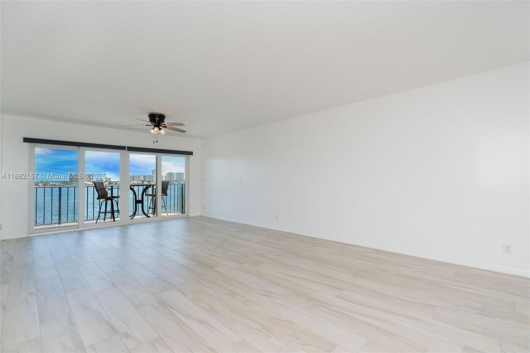 На продажу: $399,900 (2 спален, 2 ванн, 1440 Квадратных фут)