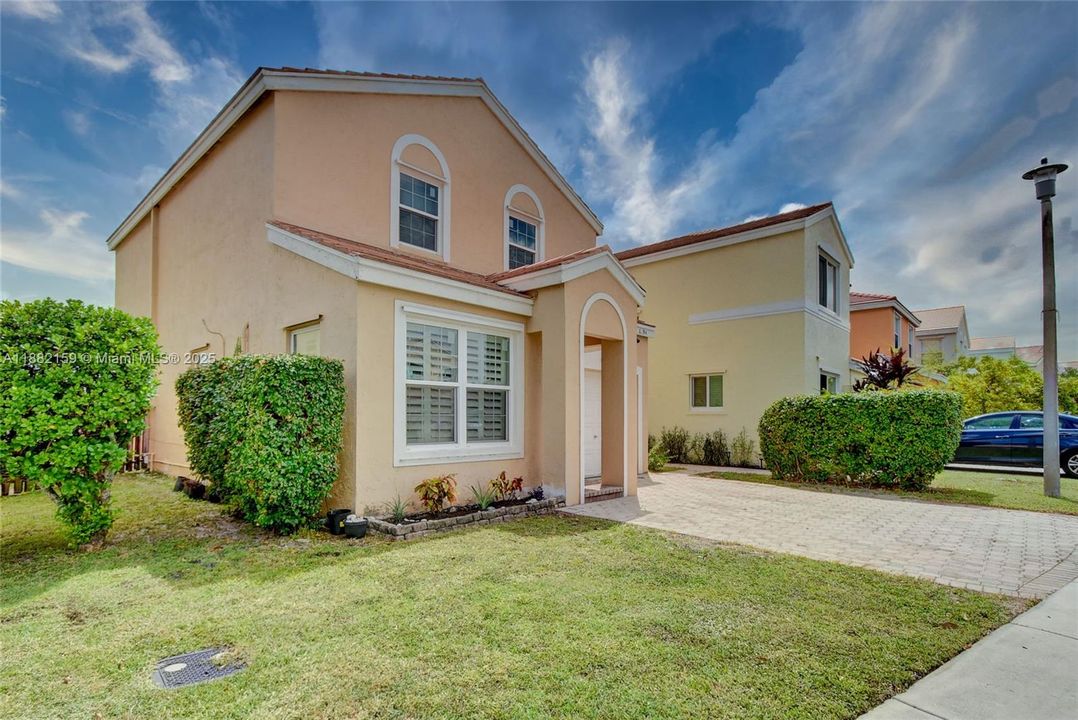 最近租的: $3,500 (3 贝兹, 2 浴室, 1740 平方英尺)