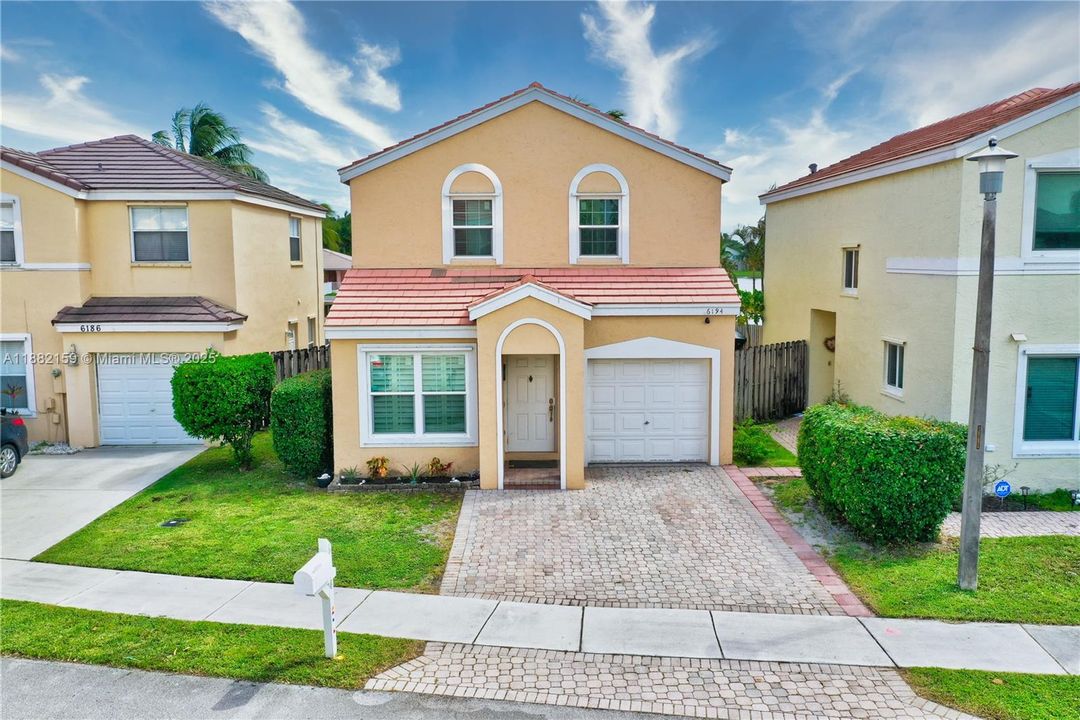 最近租的: $3,500 (3 贝兹, 2 浴室, 1740 平方英尺)