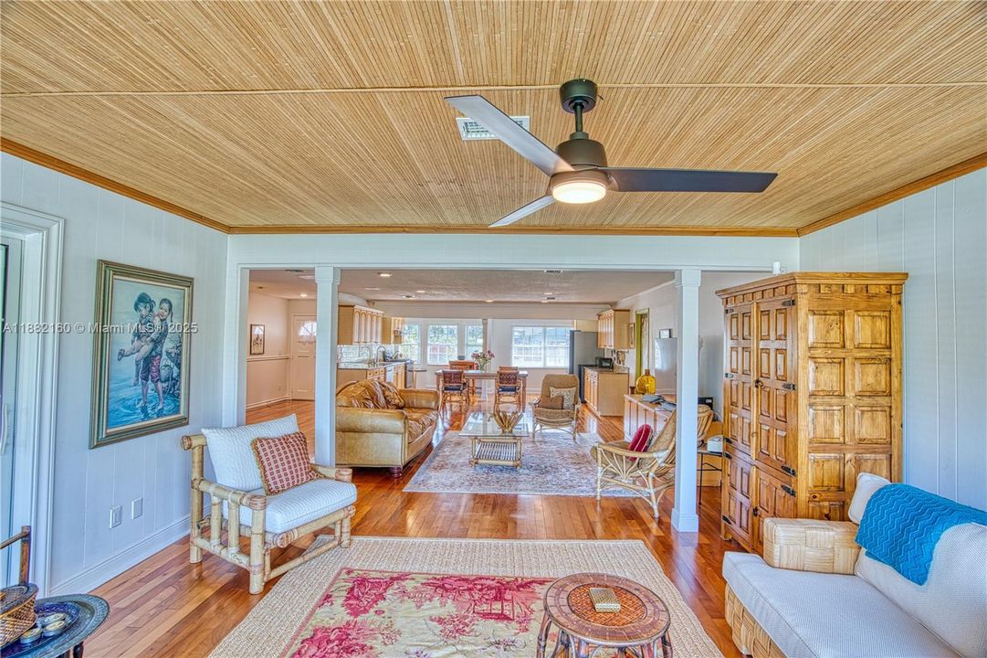 Vendido Recientemente: $1,049,000 (3 camas, 2 baños, 2111 Pies cuadrados)