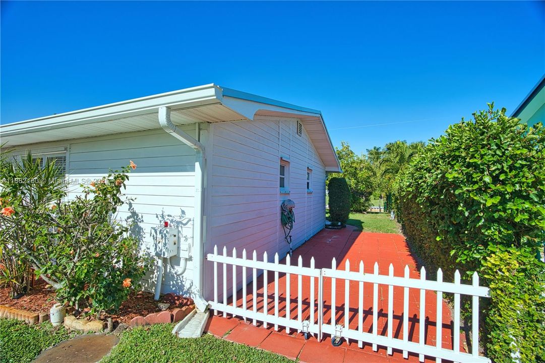 Vendido Recientemente: $1,049,000 (3 camas, 2 baños, 2111 Pies cuadrados)