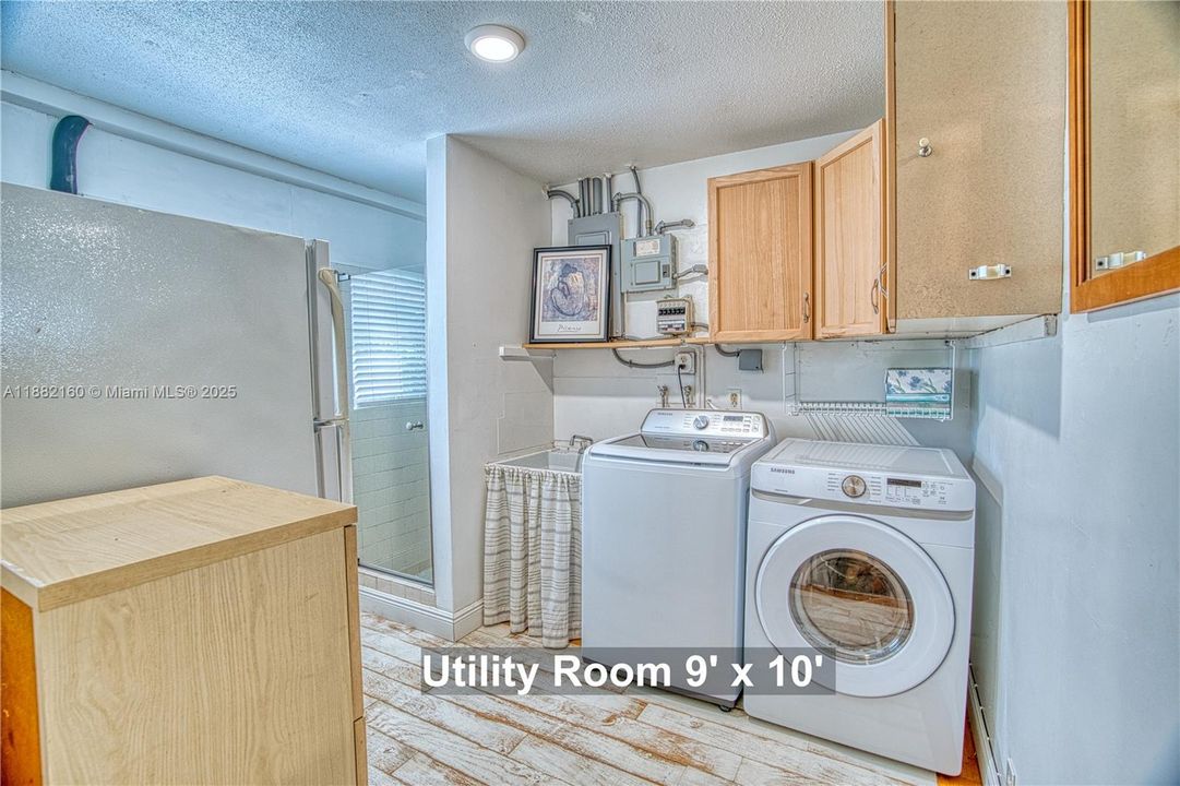 Vendido Recientemente: $1,049,000 (3 camas, 2 baños, 2111 Pies cuadrados)