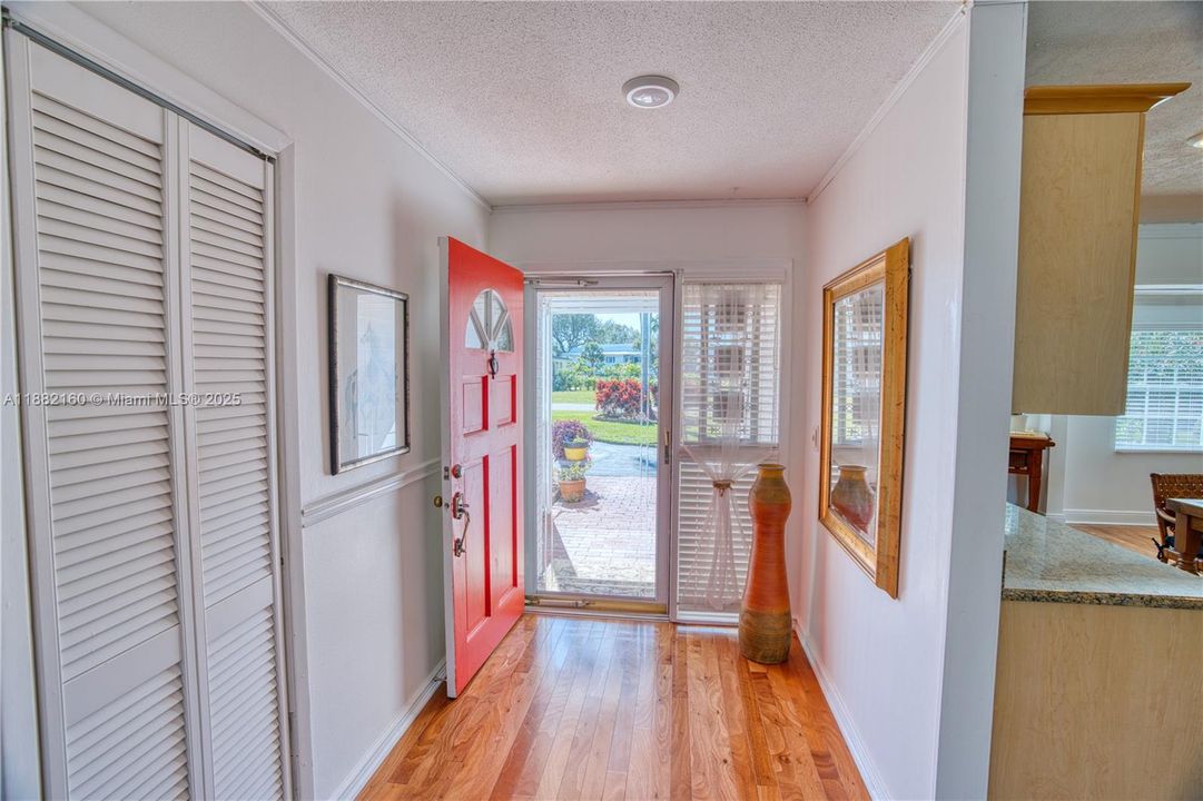 Vendido Recientemente: $1,049,000 (3 camas, 2 baños, 2111 Pies cuadrados)