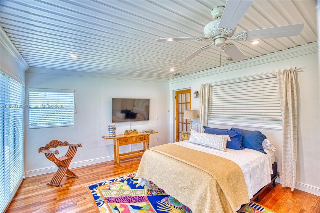 Vendido Recientemente: $1,049,000 (3 camas, 2 baños, 2111 Pies cuadrados)