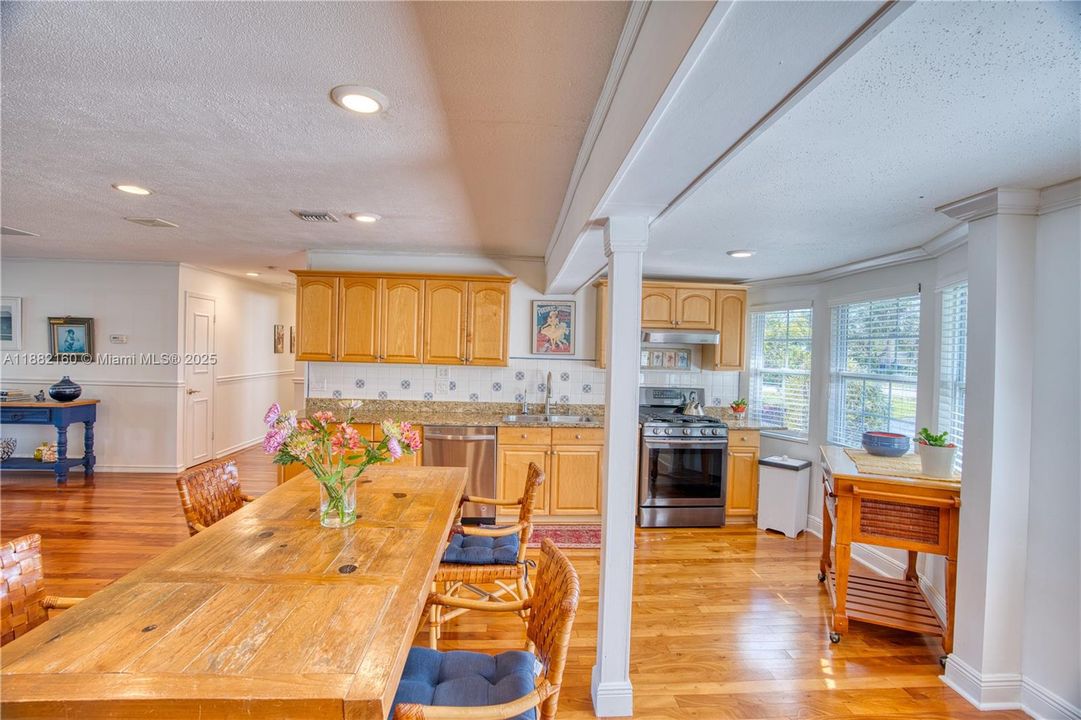 Vendido Recientemente: $1,049,000 (3 camas, 2 baños, 2111 Pies cuadrados)