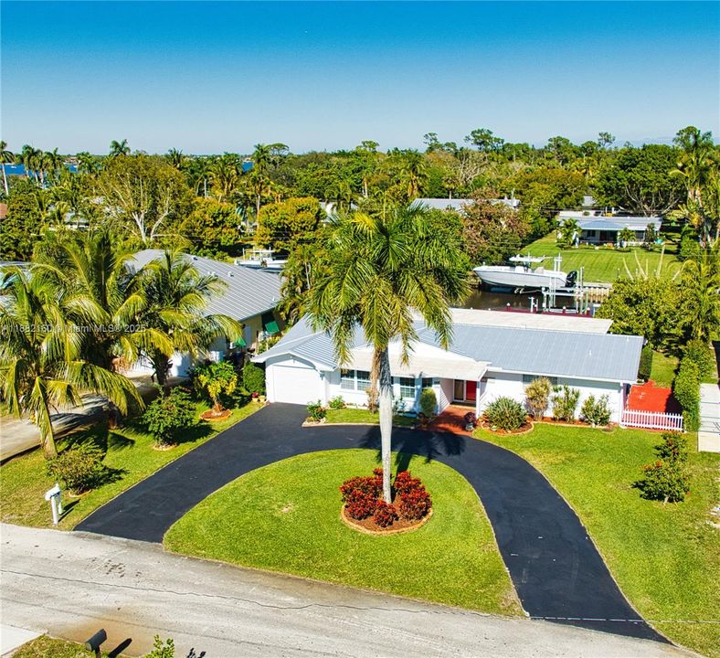 Waterfront Beautifully Renovated 80 Ft Seawall