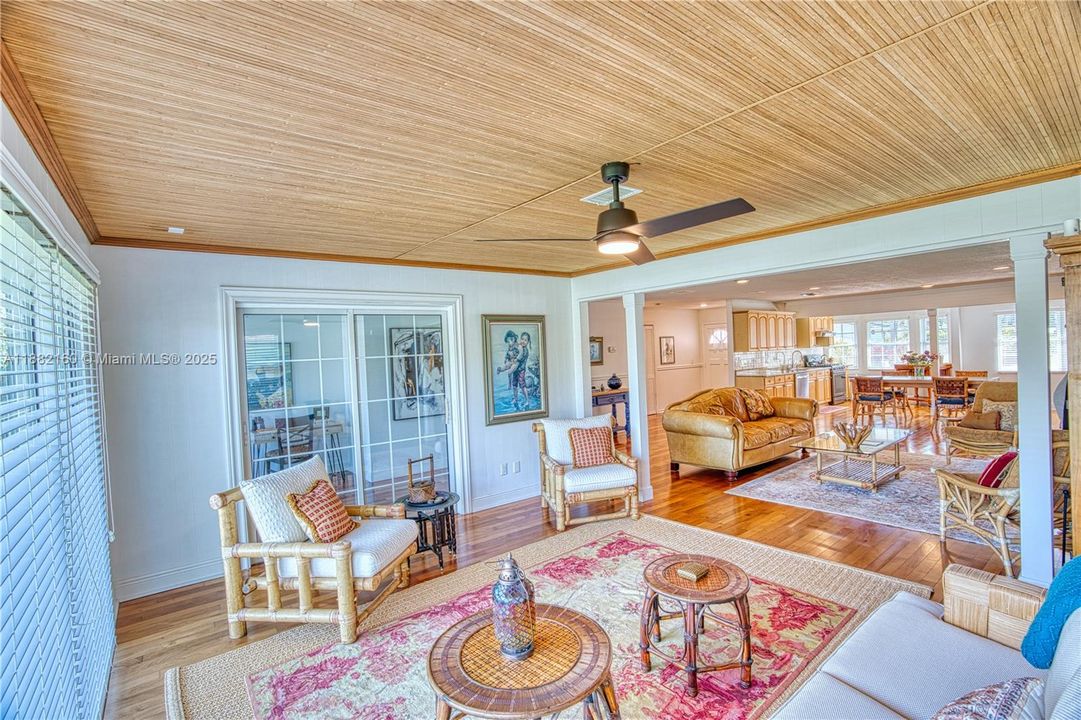 Vendido Recientemente: $1,049,000 (3 camas, 2 baños, 2111 Pies cuadrados)