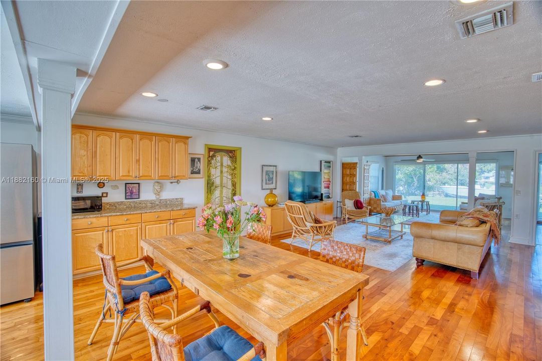 Vendido Recientemente: $1,049,000 (3 camas, 2 baños, 2111 Pies cuadrados)