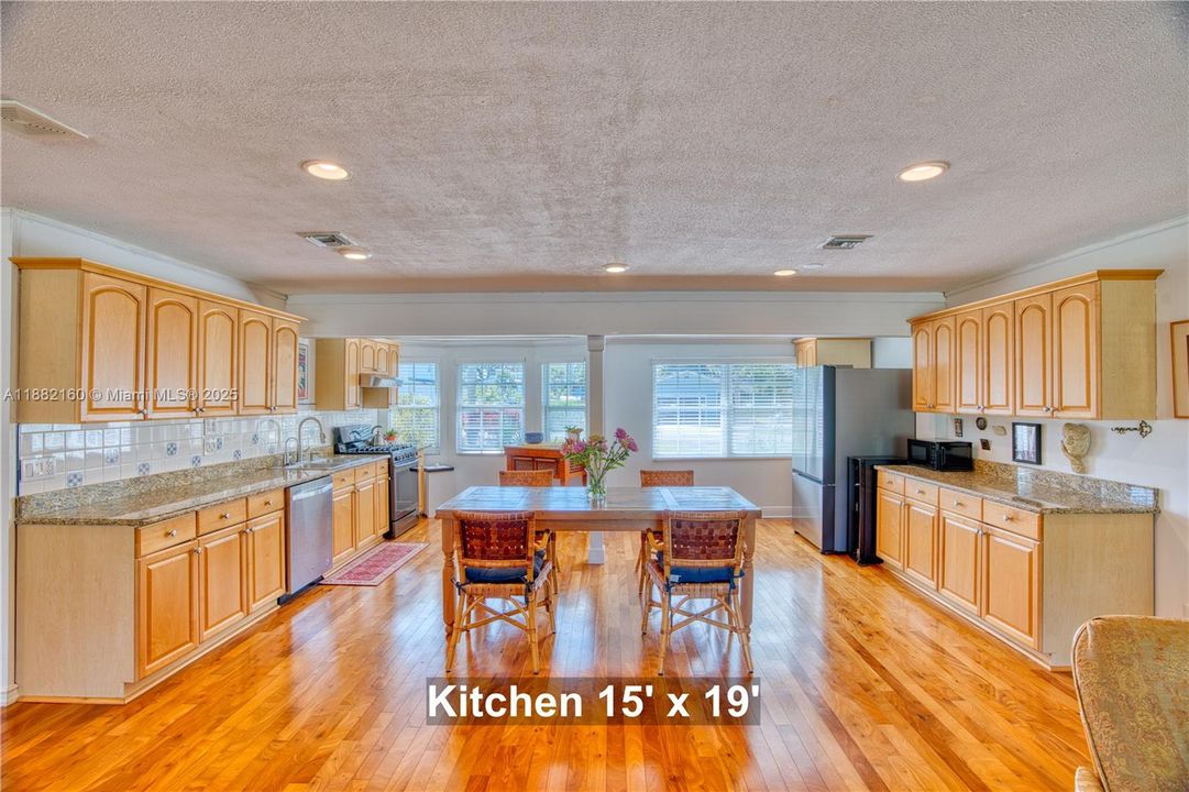 Vendido Recientemente: $1,049,000 (3 camas, 2 baños, 2111 Pies cuadrados)