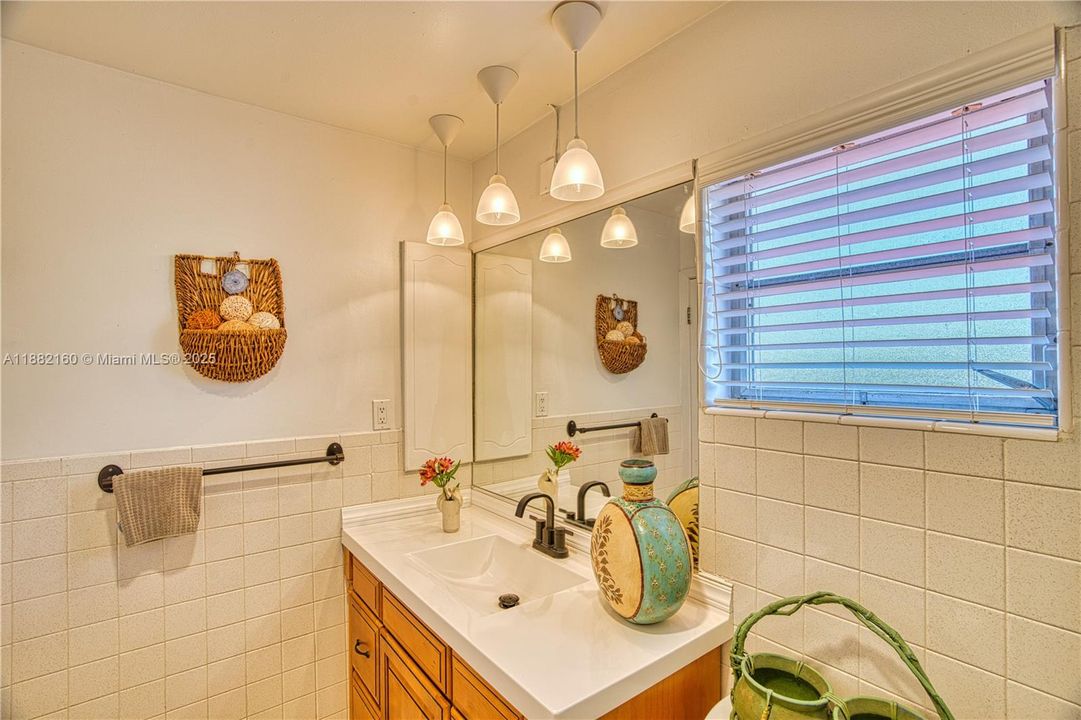 Vendido Recientemente: $1,049,000 (3 camas, 2 baños, 2111 Pies cuadrados)