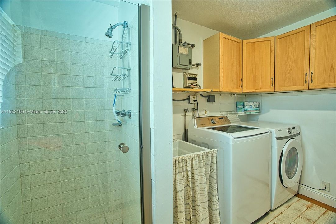 Vendido Recientemente: $1,049,000 (3 camas, 2 baños, 2111 Pies cuadrados)