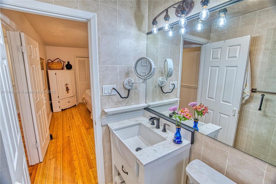 Vendido Recientemente: $1,049,000 (3 camas, 2 baños, 2111 Pies cuadrados)