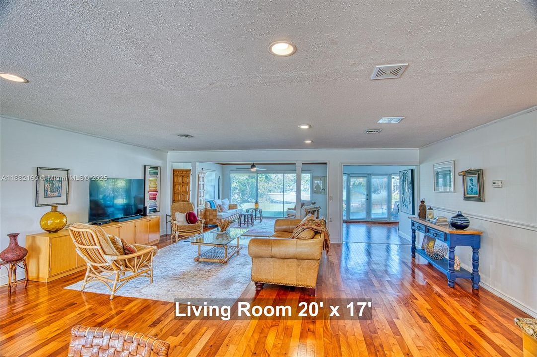 Vendido Recientemente: $1,049,000 (3 camas, 2 baños, 2111 Pies cuadrados)