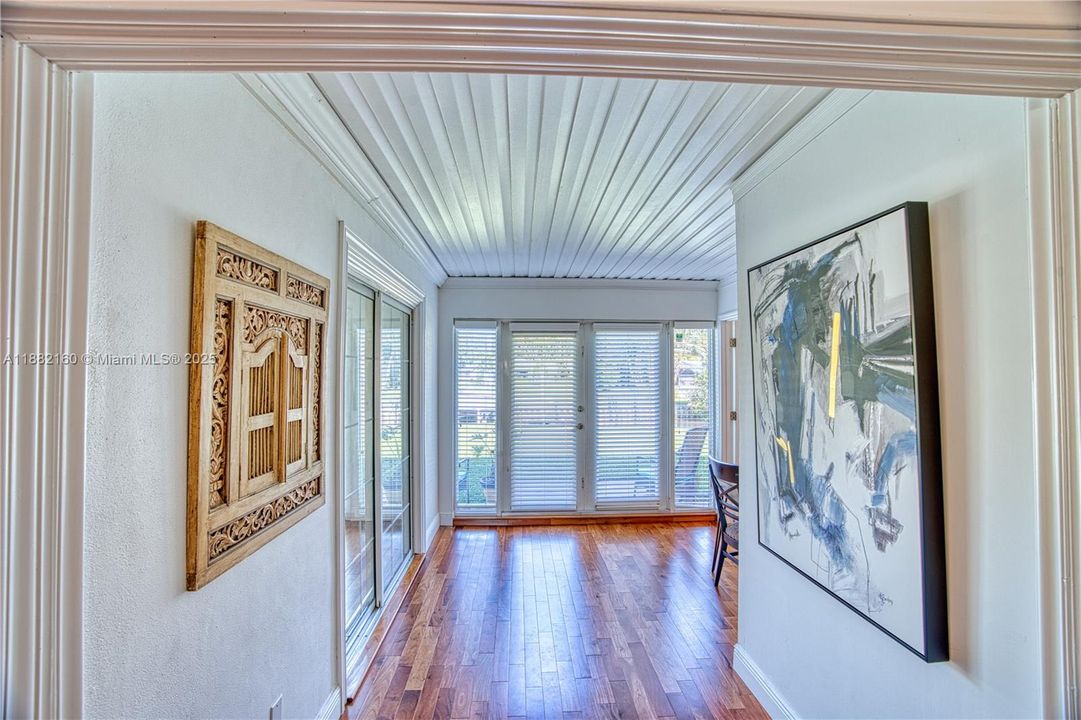 Vendido Recientemente: $1,049,000 (3 camas, 2 baños, 2111 Pies cuadrados)