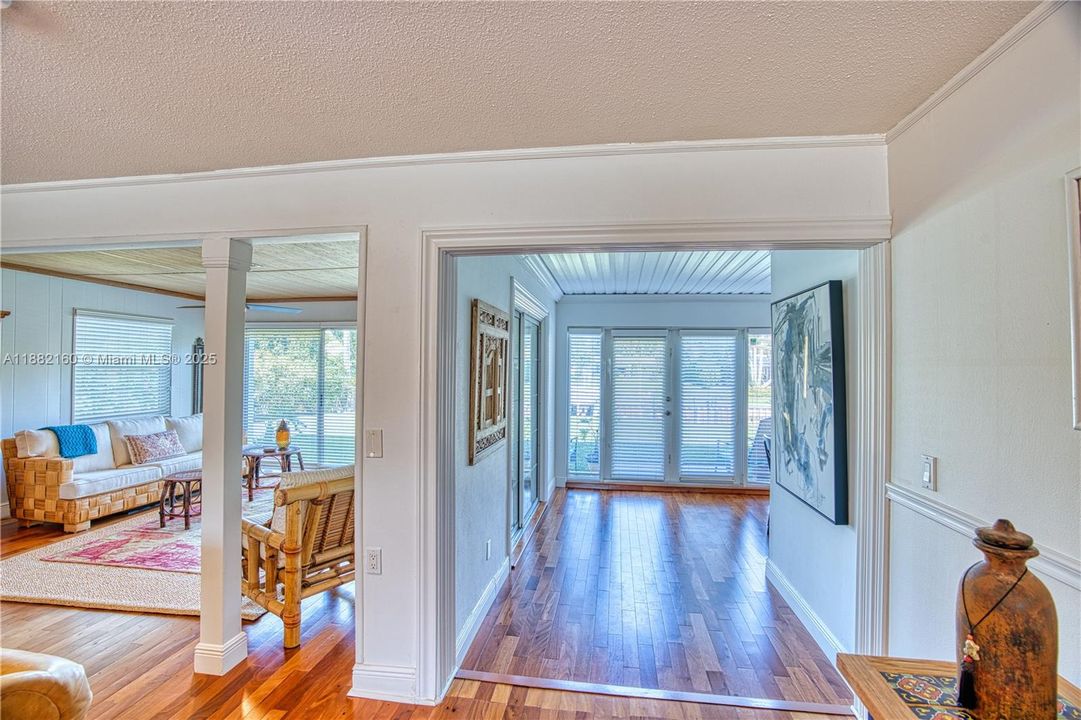 Vendido Recientemente: $1,049,000 (3 camas, 2 baños, 2111 Pies cuadrados)