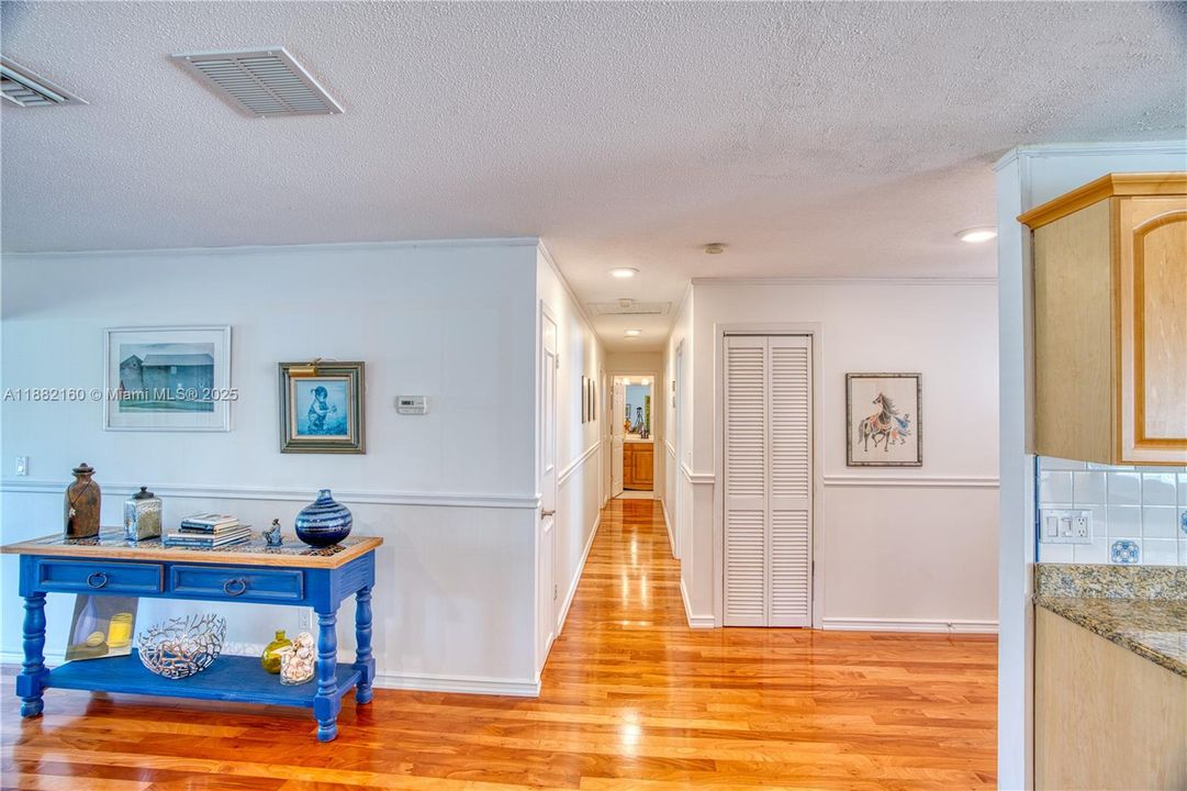 Vendido Recientemente: $1,049,000 (3 camas, 2 baños, 2111 Pies cuadrados)