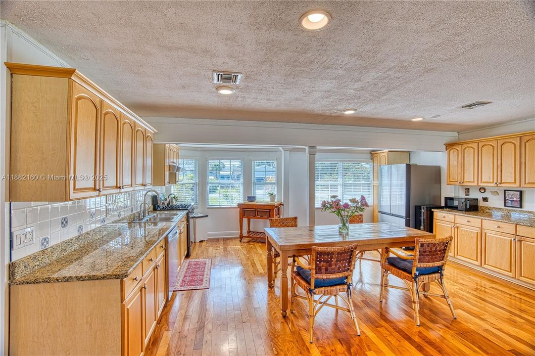 Vendido Recientemente: $1,049,000 (3 camas, 2 baños, 2111 Pies cuadrados)