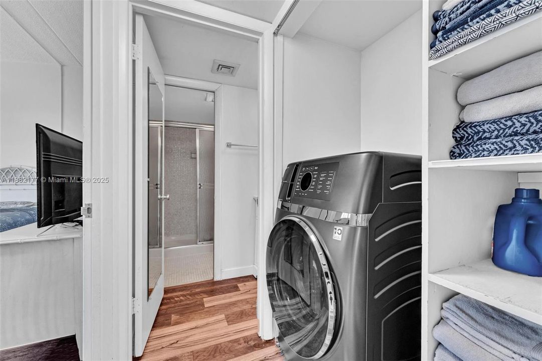 待售: $550,000 (2 贝兹, 2 浴室, 1418 平方英尺)