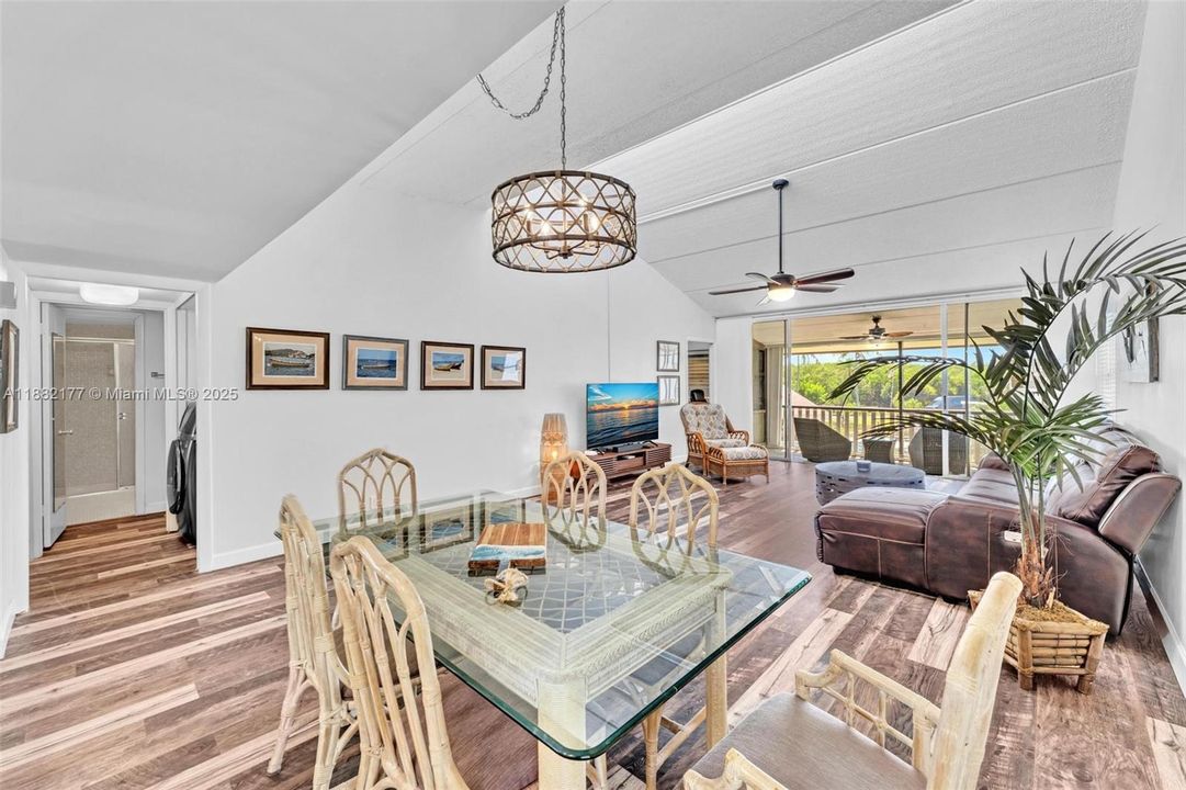 待售: $550,000 (2 贝兹, 2 浴室, 1418 平方英尺)