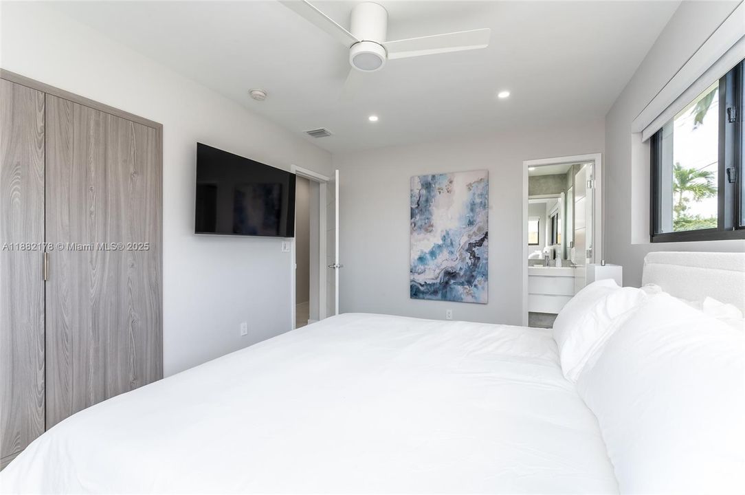 出租: $15,000 (4 贝兹, 3 浴室, 2159 平方英尺)