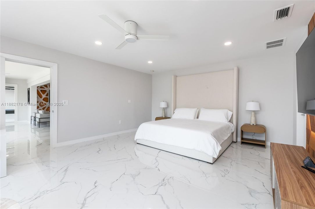 出租: $15,000 (4 贝兹, 3 浴室, 2159 平方英尺)