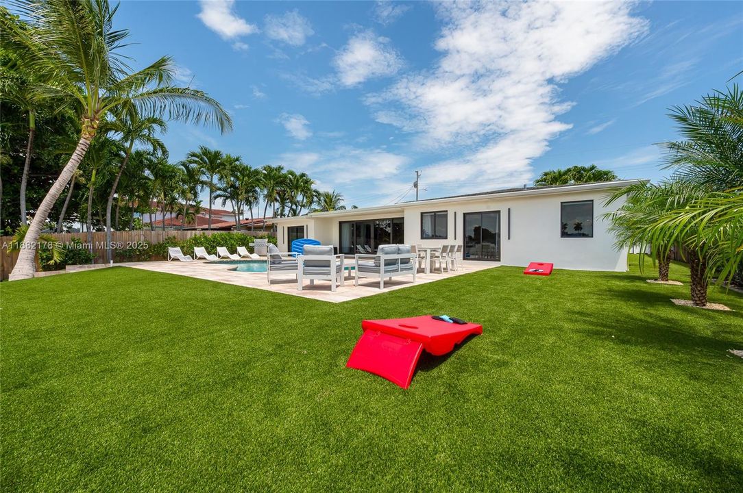 出租: $15,000 (4 贝兹, 3 浴室, 2159 平方英尺)