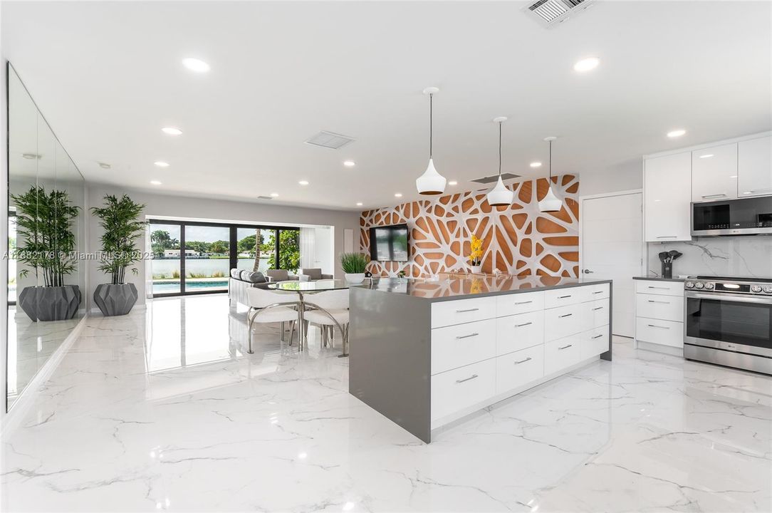 出租: $15,000 (4 贝兹, 3 浴室, 2159 平方英尺)