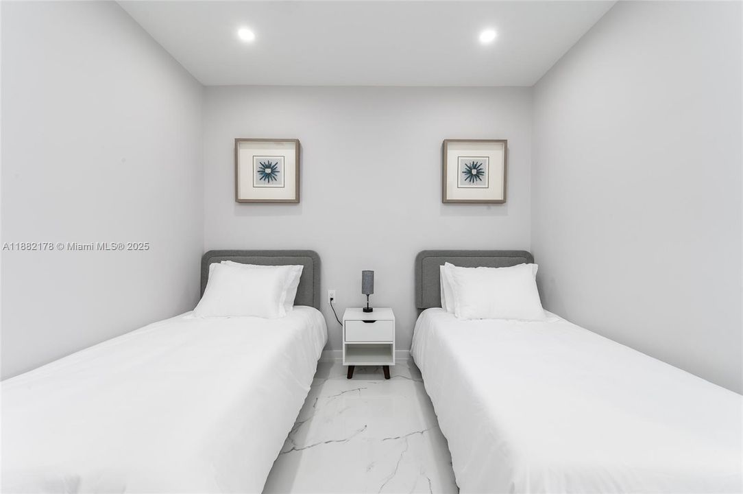 出租: $15,000 (4 贝兹, 3 浴室, 2159 平方英尺)