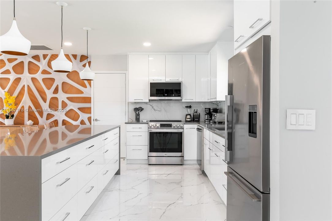 出租: $15,000 (4 贝兹, 3 浴室, 2159 平方英尺)