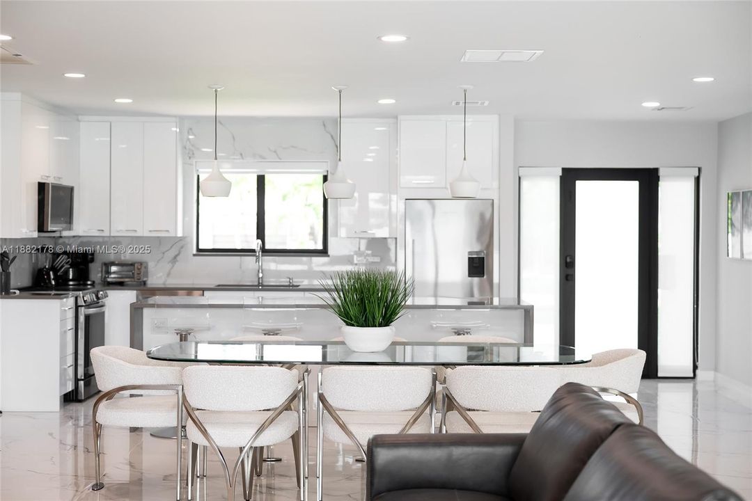 出租: $15,000 (4 贝兹, 3 浴室, 2159 平方英尺)