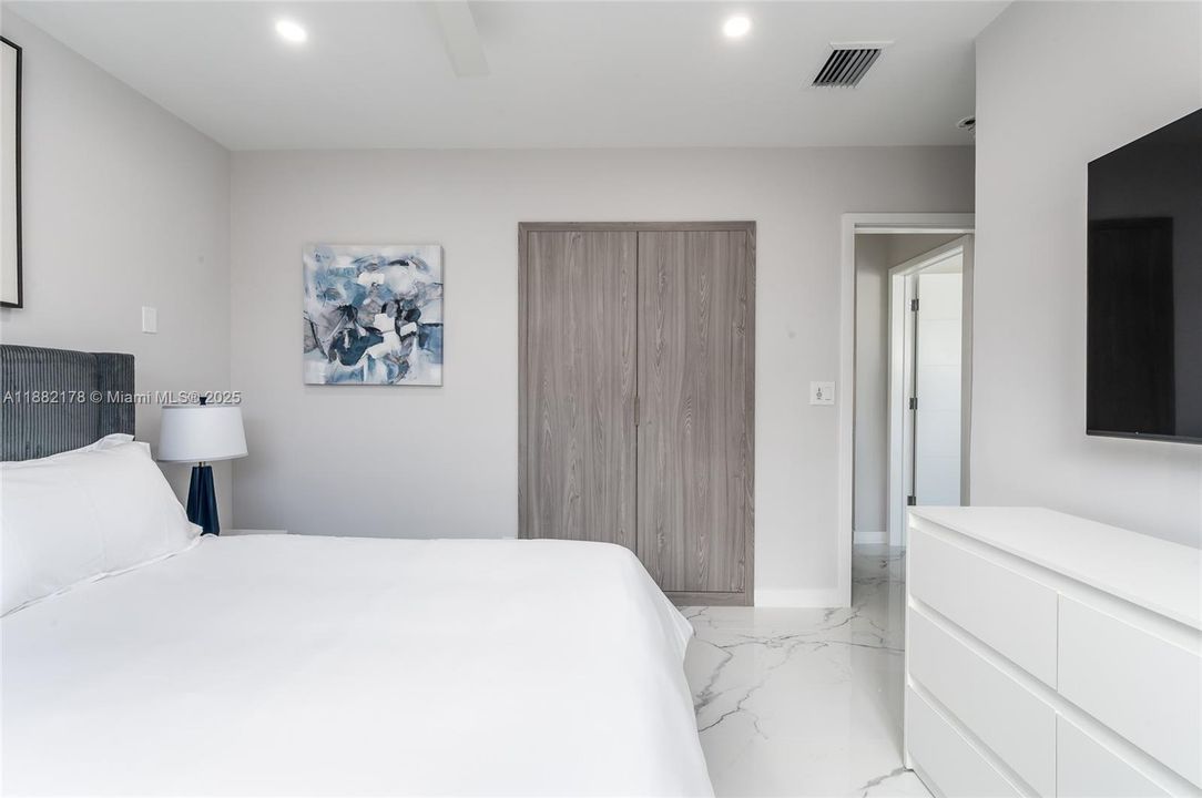 出租: $15,000 (4 贝兹, 3 浴室, 2159 平方英尺)