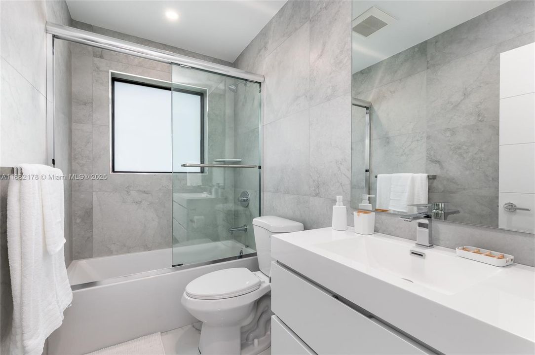 出租: $15,000 (4 贝兹, 3 浴室, 2159 平方英尺)