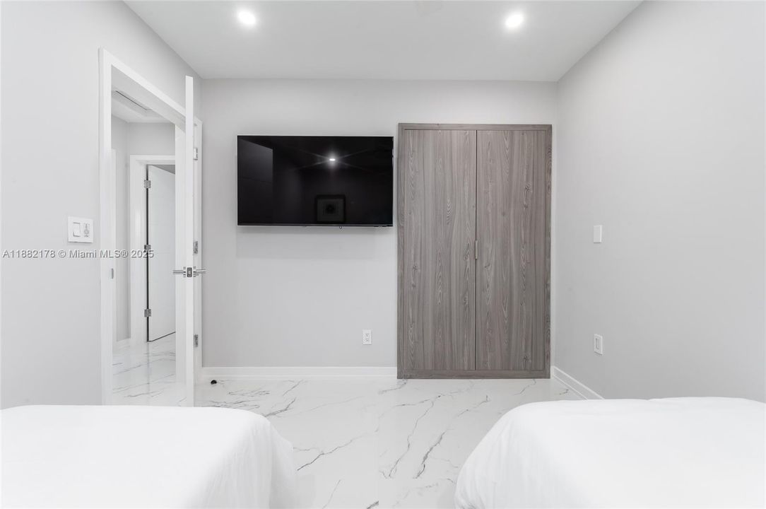 出租: $15,000 (4 贝兹, 3 浴室, 2159 平方英尺)