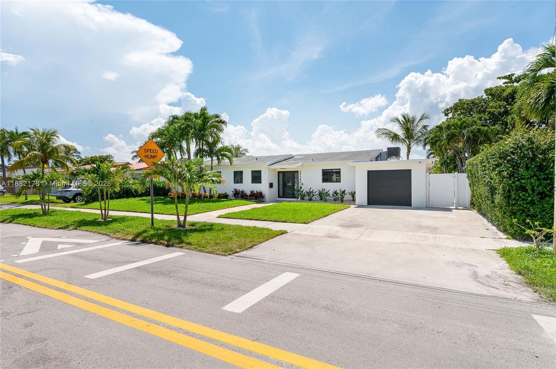 出租: $15,000 (4 贝兹, 3 浴室, 2159 平方英尺)