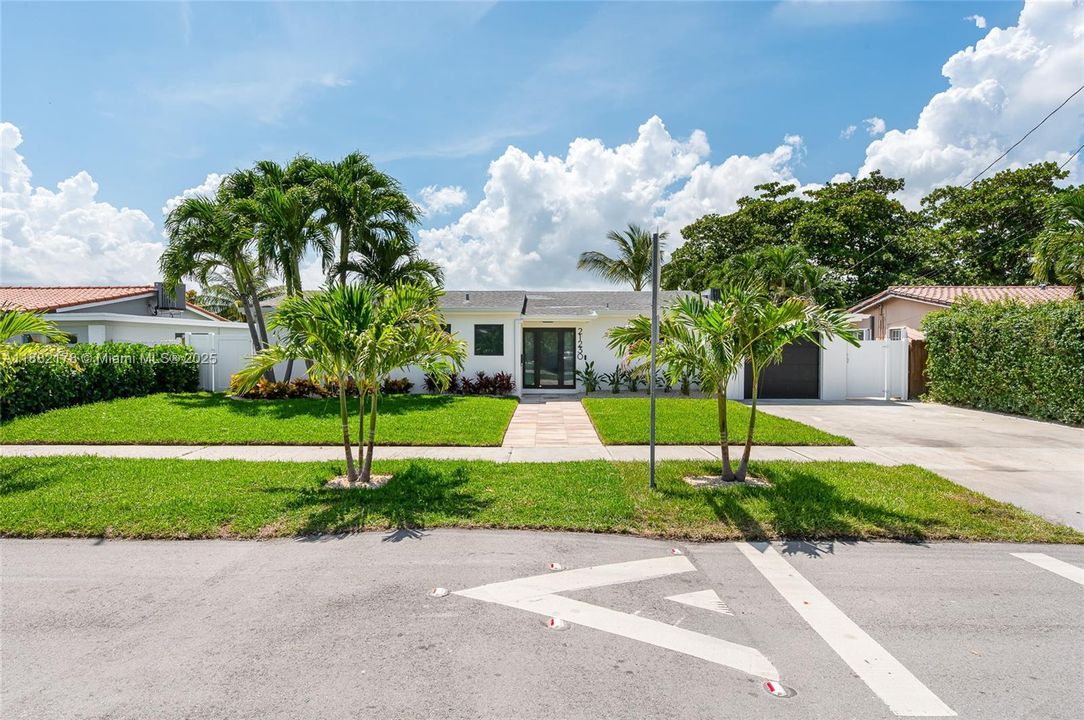 出租: $15,000 (4 贝兹, 3 浴室, 2159 平方英尺)