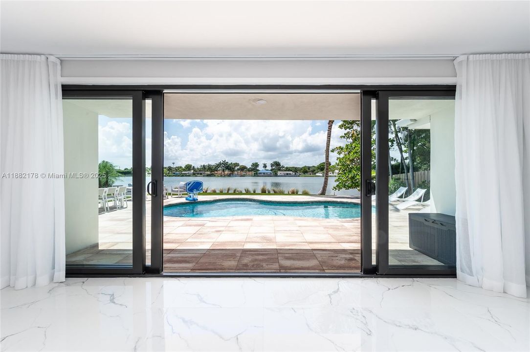 出租: $15,000 (4 贝兹, 3 浴室, 2159 平方英尺)