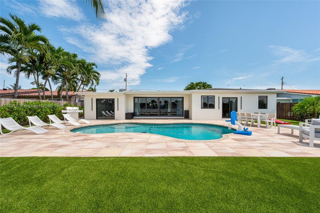 出租: $15,000 (4 贝兹, 3 浴室, 2159 平方英尺)