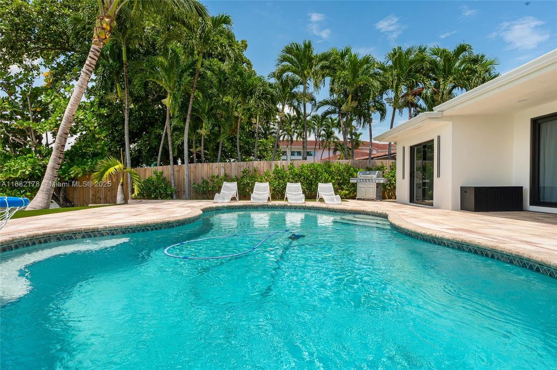 出租: $15,000 (4 贝兹, 3 浴室, 2159 平方英尺)