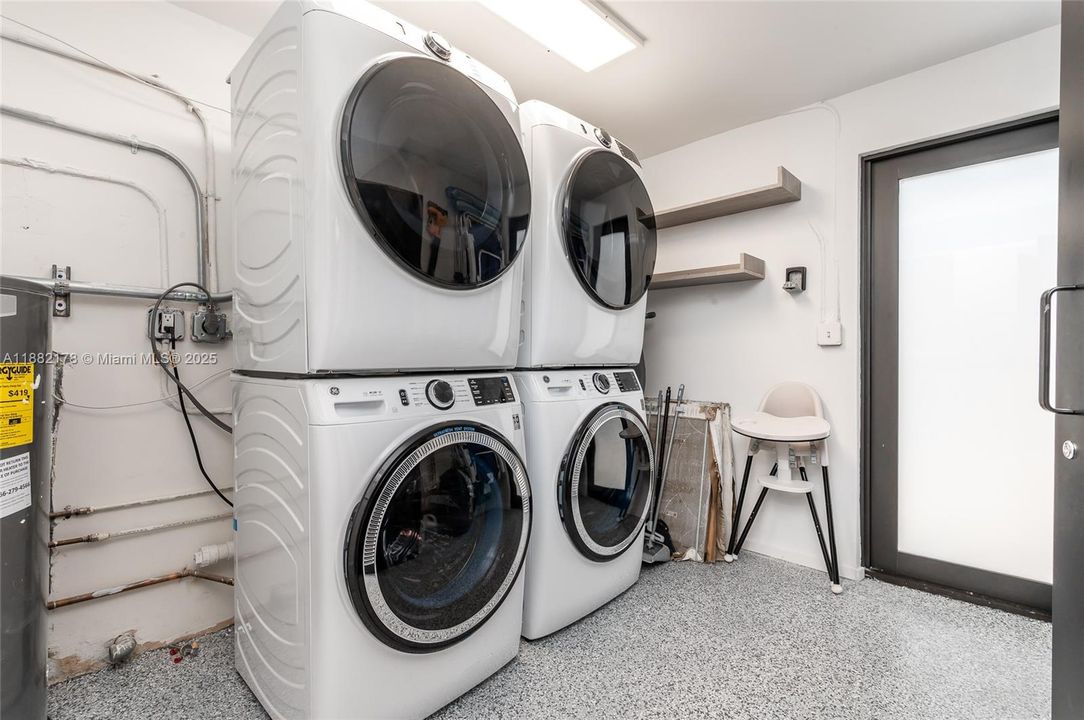 出租: $15,000 (4 贝兹, 3 浴室, 2159 平方英尺)