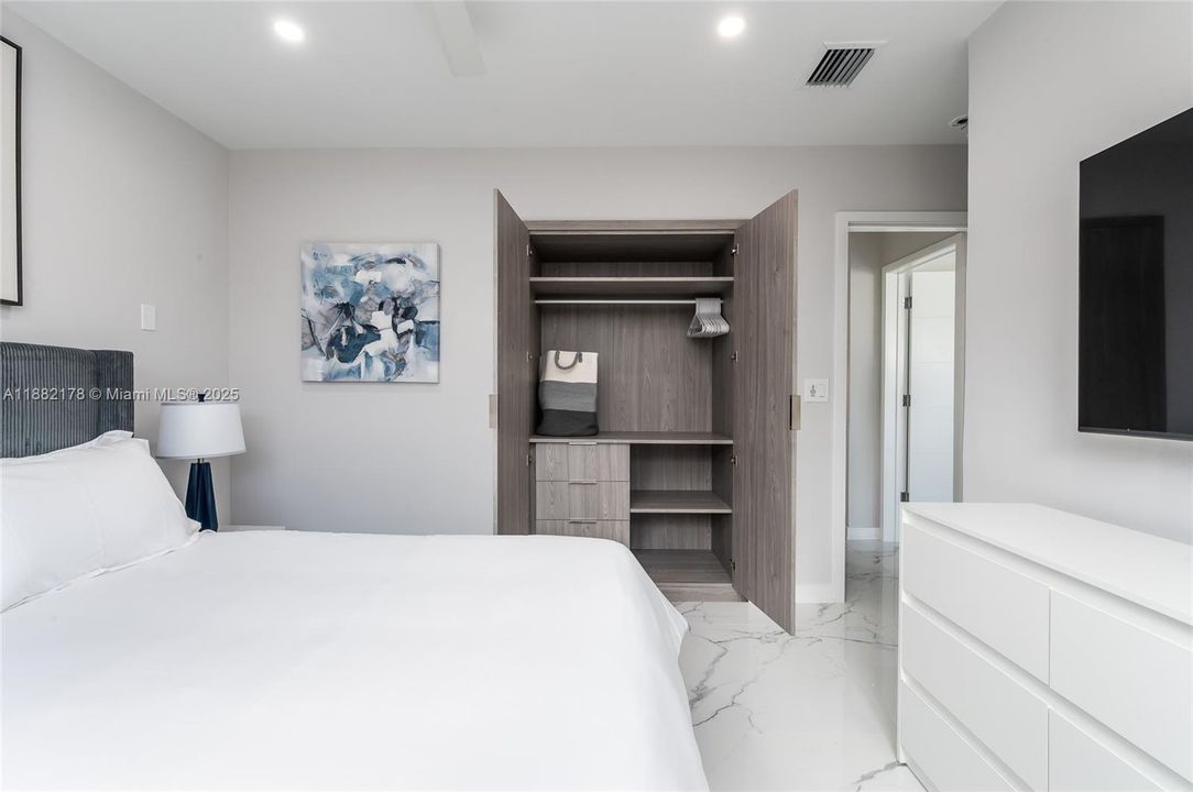 出租: $15,000 (4 贝兹, 3 浴室, 2159 平方英尺)