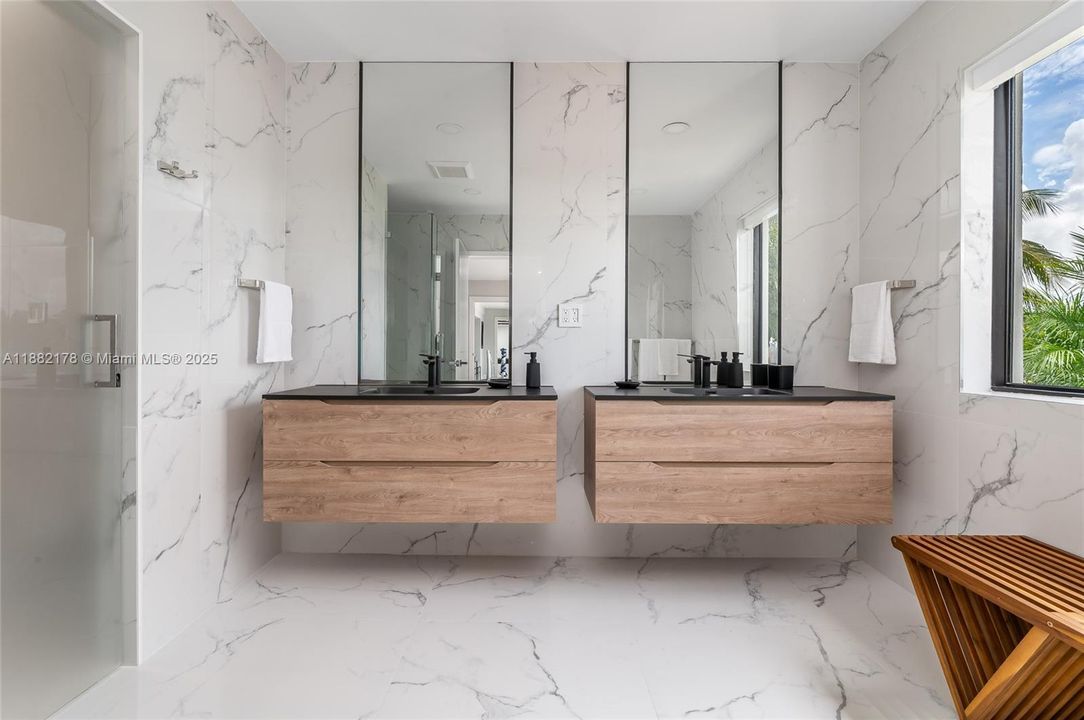 出租: $15,000 (4 贝兹, 3 浴室, 2159 平方英尺)