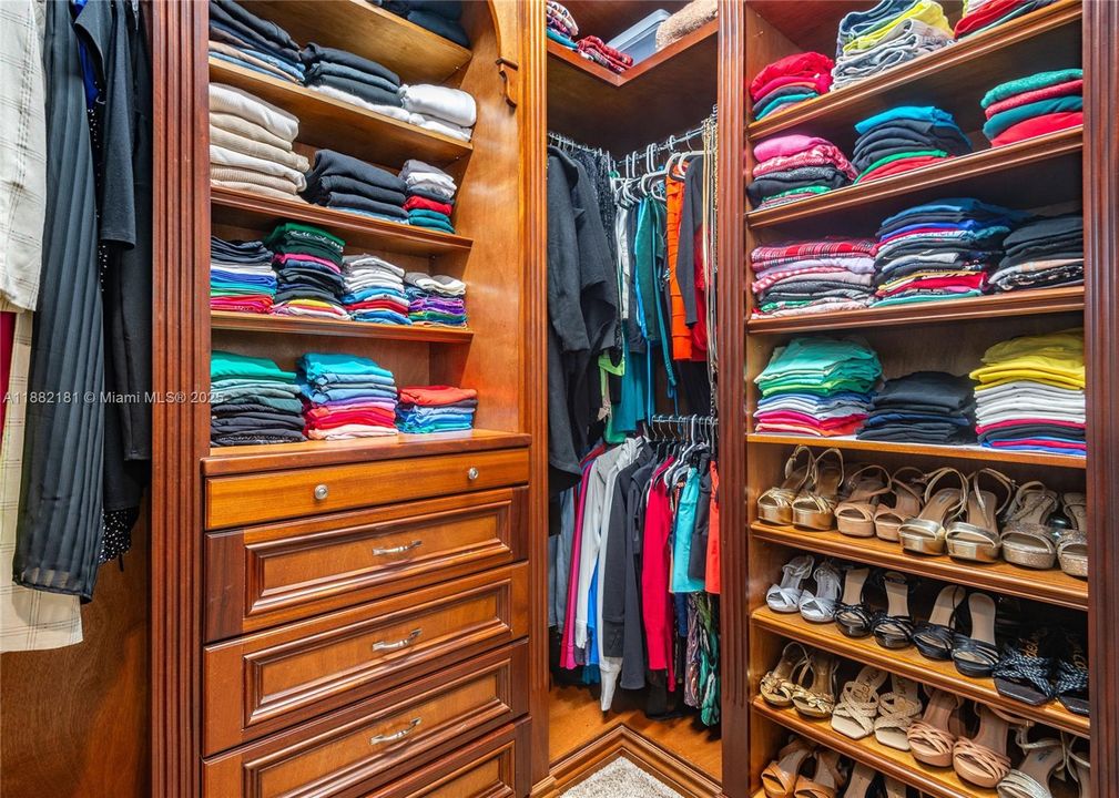 For Sale: $2,990,000 (6 beds, 5 baths, 5383 Square Feet)