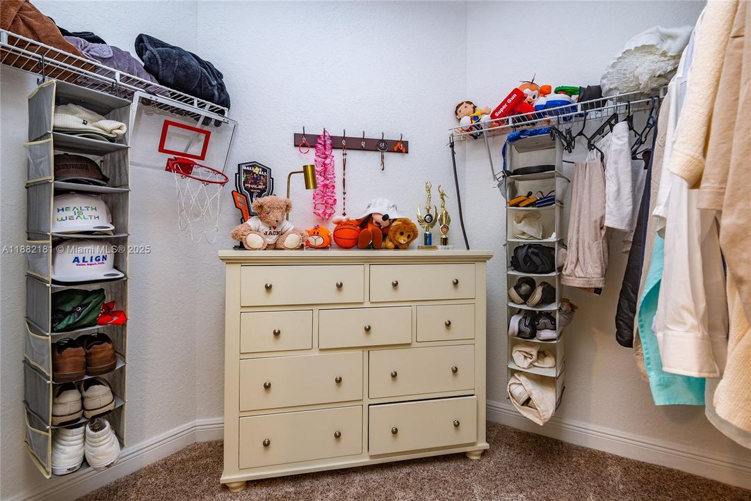 For Sale: $2,990,000 (6 beds, 5 baths, 5383 Square Feet)