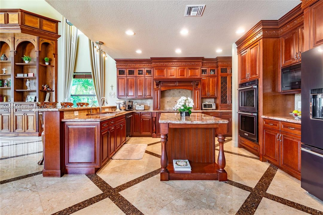 For Sale: $2,990,000 (6 beds, 5 baths, 5383 Square Feet)