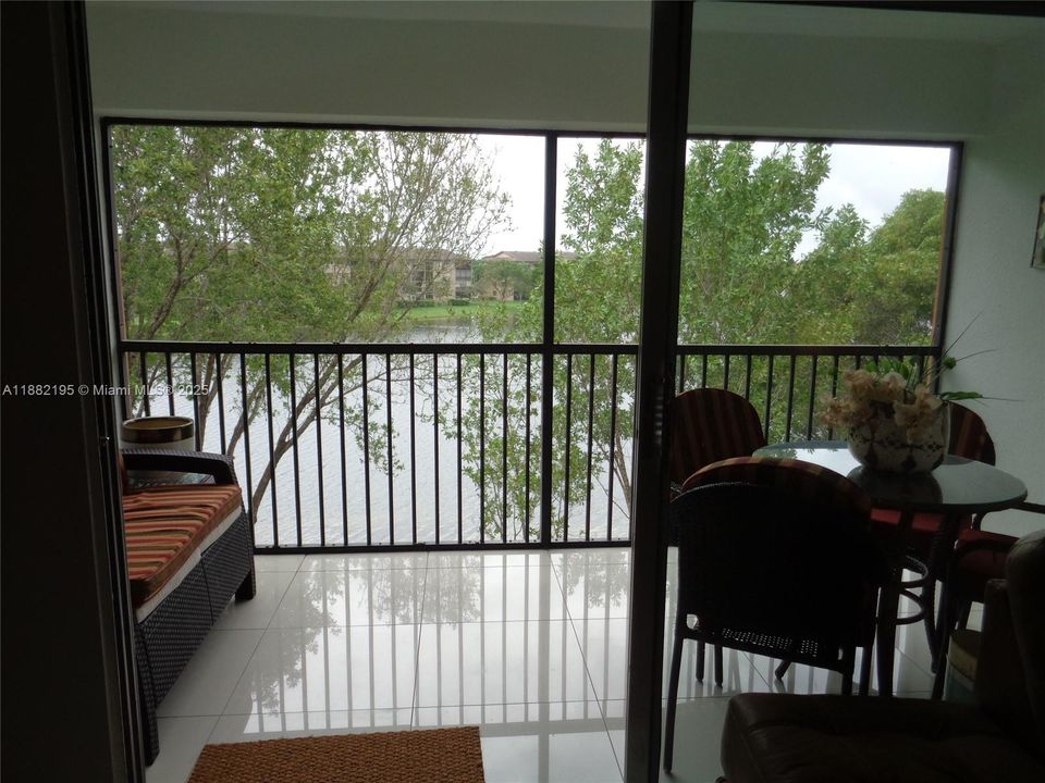 На продажу: $329,000 (2 спален, 2 ванн, 1364 Квадратных фут)