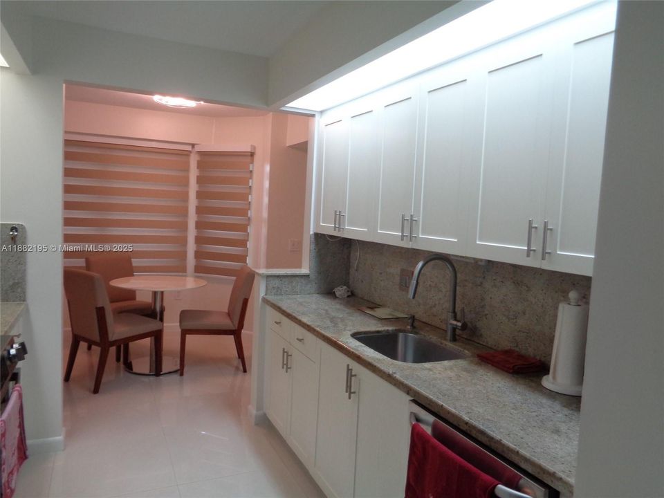 На продажу: $329,000 (2 спален, 2 ванн, 1364 Квадратных фут)