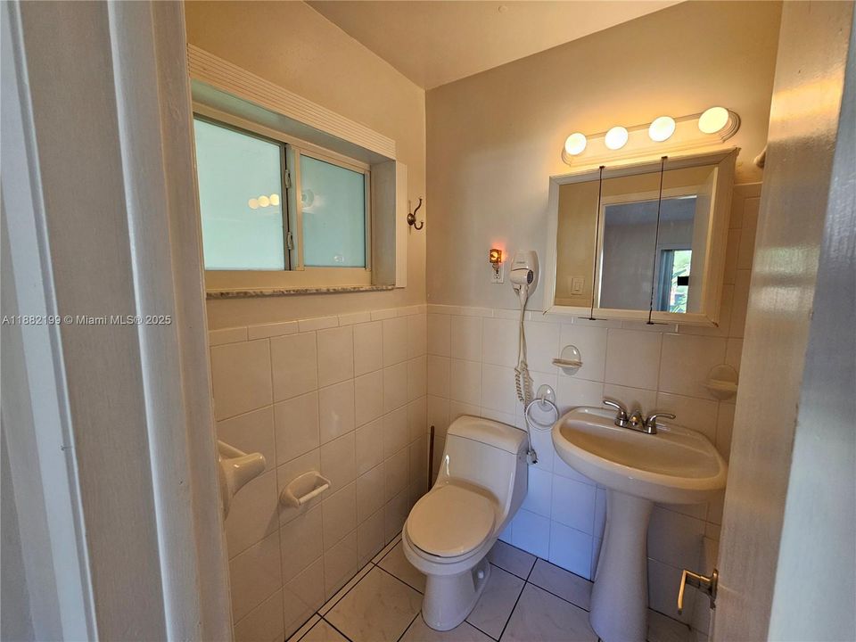 最近租的: $1,800 (1 贝兹, 1 浴室, 750 平方英尺)