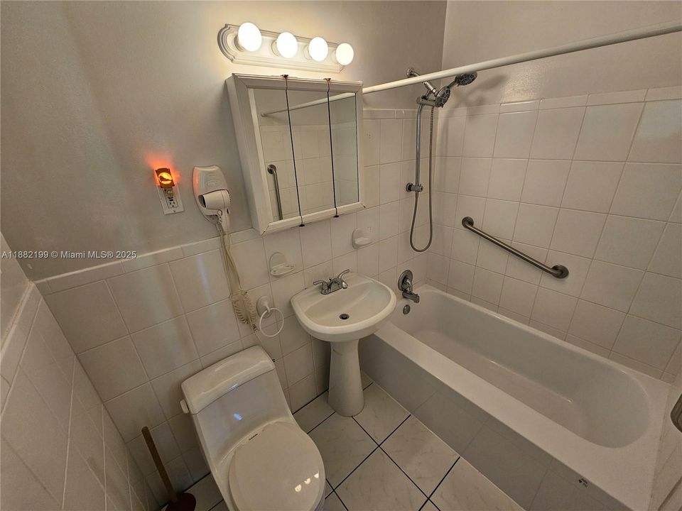 最近租的: $1,800 (1 贝兹, 1 浴室, 750 平方英尺)