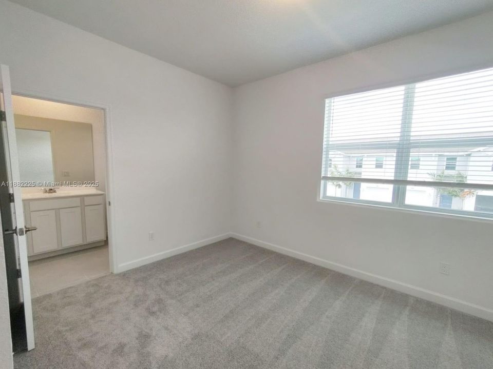 Недавно арендовано: $2,560 (4 спален, 2 ванн, 1820 Квадратных фут)